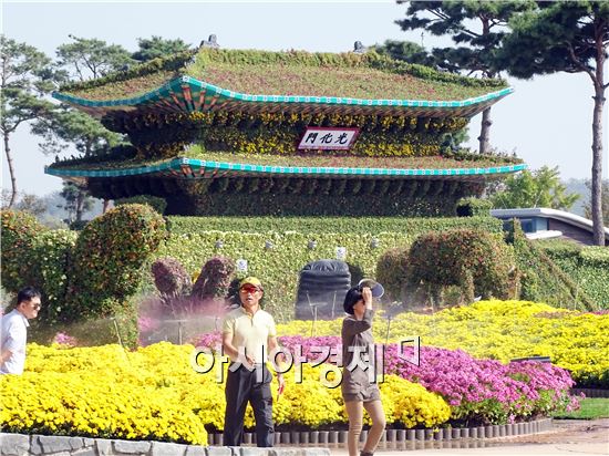 가을 대표축제인 '2015대한민국 국향대전’개막을 사흘 앞둔 20일 국화 축제장인 함평엑스포공원에 관광객들이 찾아와 그윽한 국화향기를 맡으면서 초가을 정취를 만끽하고 있다. 군은 관광객들이 가장 많이 찾는 축제장 중앙광장 입구에 광복 70주년을 기념하는 대형 광화문이 들어서 관광객의 이목을 집중시키고 있다.

함평 국향대전은 ‘국화향기가 들려주는 가을이야기’를 주제로 오는 23일부터 11월 8일까지 17일간 함평군 함평읍 함평엑스포공원에서 개최된다.
