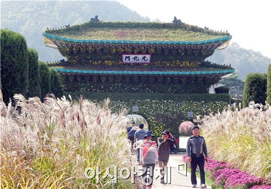 가을 대표축제인 '2015대한민국 국향대전’개막을 사흘 앞둔 20일 국화 축제장인 함평엑스포공원에 관광객들이 찾아와 그윽한 국화향기를 맡으면서 초가을 정취를 만끽하고 있다. 군은 관광객들이 가장 많이 찾는 축제장 중앙광장 입구에 광복 70주년을 기념하는 대형 광화문이 들어서 관광객의 이목을 집중시키고 있다.

함평 국향대전은 ‘국화향기가 들려주는 가을이야기’를 주제로 오는 23일부터 11월 8일까지 17일간 함평군 함평읍 함평엑스포공원에서 개최된다.

