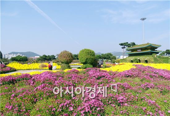 가을 대표축제인 '2015대한민국 국향대전’개막을 사흘 앞둔 20일 국화 축제장인 함평엑스포공원에 관광객들이 찾아와 그윽한 국화향기를 맡으면서 초가을 정취를 만끽하고 있다. 군은 관광객들이 가장 많이 찾는 축제장 중앙광장 입구에 광복 70주년을 기념하는 대형 광화문이 들어서 관광객의 이목을 집중시키고 있다.

함평 국향대전은 ‘국화향기가 들려주는 가을이야기’를 주제로 오는 23일부터 11월 8일까지 17일간 함평군 함평읍 함평엑스포공원에서 개최된다.
