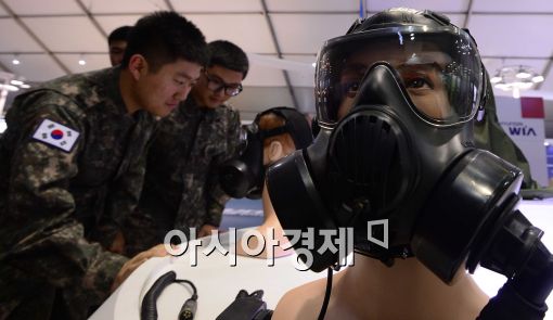 [포토]신형 방독면 구경하는 군인들