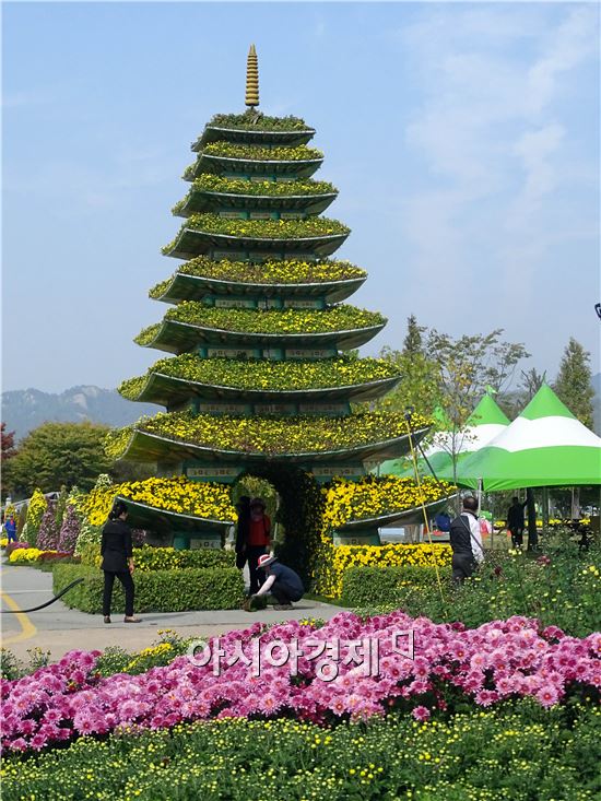 가을 대표축제인 '2015대한민국 국향대전’개막을 사흘 앞둔 20일 국화 축제장인 함평엑스포공원에 관광객들이 찾아와 그윽한 국화향기를 맡으면서 초가을 정취를 만끽하고 있다. 군은 관광객들이 가장 많이 찾는 축제장 중앙광장 입구에 광복 70주년을 기념하는 대형 광화문이 들어서 관광객의 이목을 집중시키고 있다.

함평 국향대전은 ‘국화향기가 들려주는 가을이야기’를 주제로 오는 23일부터 11월 8일까지 17일간 함평군 함평읍 함평엑스포공원에서 개최된다.
