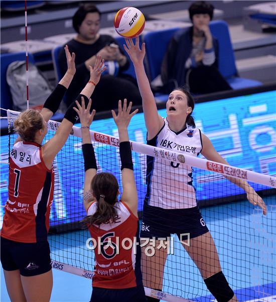 [포토]맥마혼, '블로킹을 살짝 넘겨라'