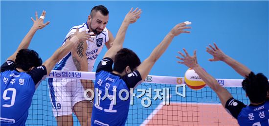 [포토]그로저, '세 명의 블로커도 뚫는다'