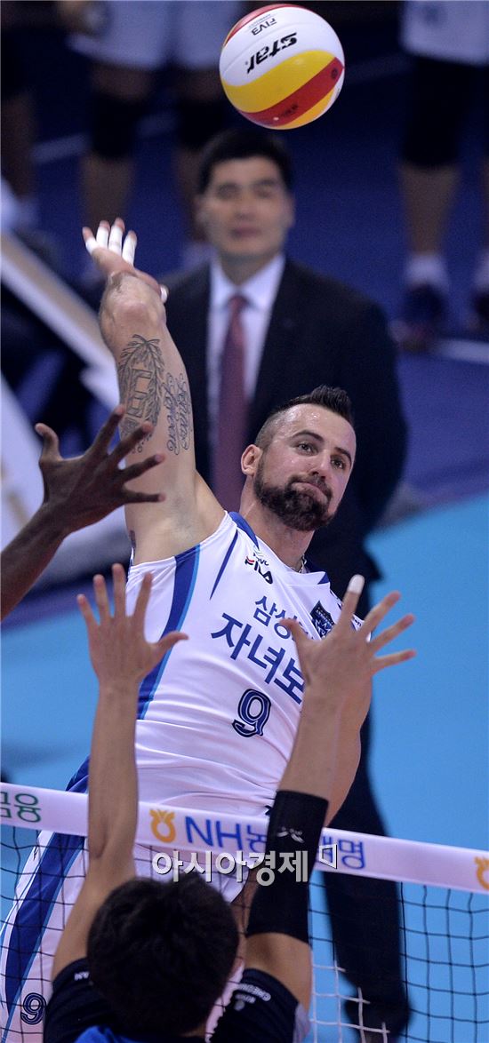 [포토]그로저, '감독님이 지켜보신다고!'