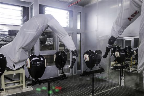 인도 타밀나두주 첸나이의 모터사이클 제조업체 로열 인필드에서 로봇들이 위험한 도장작업을 수행하고 있다. 노동자가 직접 도장할 경우 독성 페인트 분무에 노출돼 기억력과 인지기능이 떨어질 수 있다(사진=블룸버그뉴스).