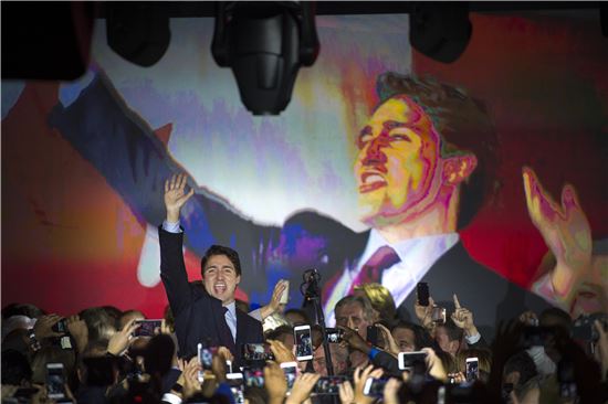 19일(현지시간) 실시된 제42대 캐나다 총선에서 보수당을 누르고 압승한 쥐스탱 트뤼도 자유당 대표(43)가 20일 퀘벡주 몬트리올에서 환호하는 지지자들에게 손 흔들고 있다(사진=블룸버그뉴스).