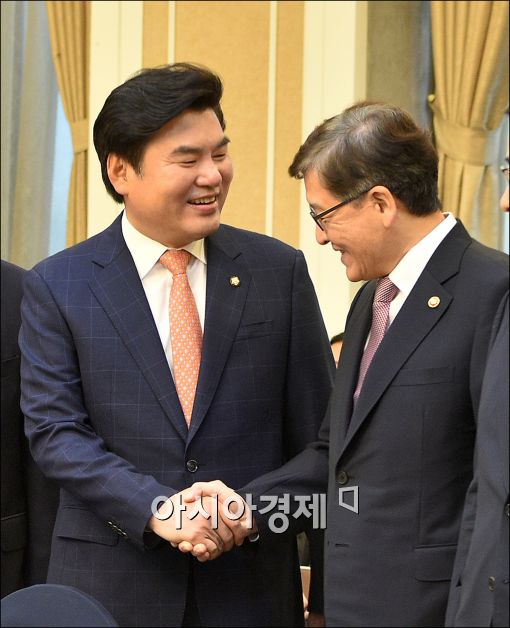 [포토]악수하는 원유철 원내대표·정진엽 장관