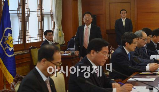 [포토]유일호 장관 '제가 좀 늦었나요?'