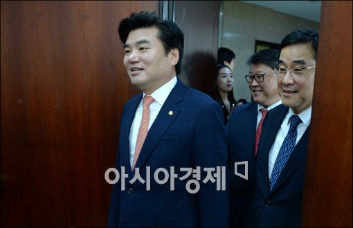 [포토]취임100일 맞이한 원유철 원내대표