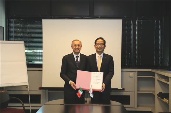 박기동 한국가스안전공사 사장(오른쪽)은 20일(현지시간) 이탈리아 밀라노에서 주세페 수조그니 IMQ 사장과 방폭기기 인증분야 상호인정 협정을 체결했다.