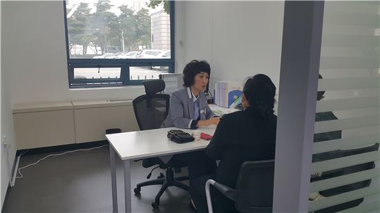 21일 서울 강서권 '마이홈 상담센터'를 찾은 한 영등포구 주민이 정현순 상담사에게 임대주택 관련 설명을 듣고 있다.