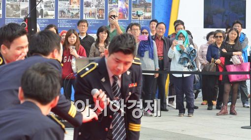 [포토]외국인 관광객도 사로잡은 대한민국 경찰 