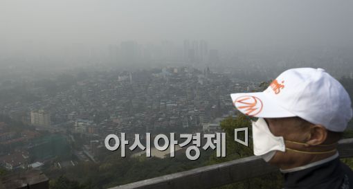 [포토]미세먼지로 뿌연 서울 도심, '마스크 쓴 시민'