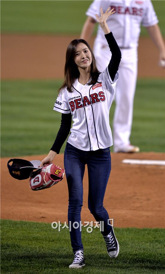 [포토]윤아 시구, '진짜 야구여신이 나타났다!'
