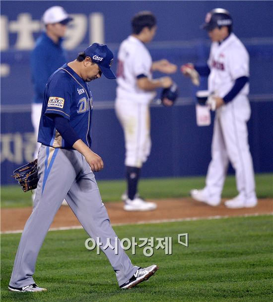 [포토]고개 떨구는 NC 선발 손민한