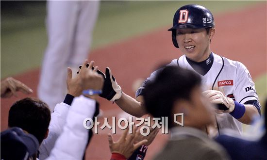 [포토]정수빈, '동점타에 이어 역전 득점했어!'