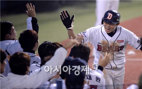 [포토]정수빈, '동점타에 이어 역전 득점했어!'