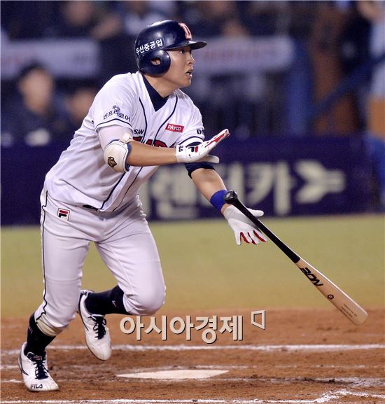 [포토]좌중간 동점 1타점 3루타 치는 두산 정수빈