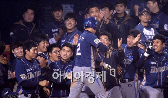 [포토]환호하는 NC 더그아웃