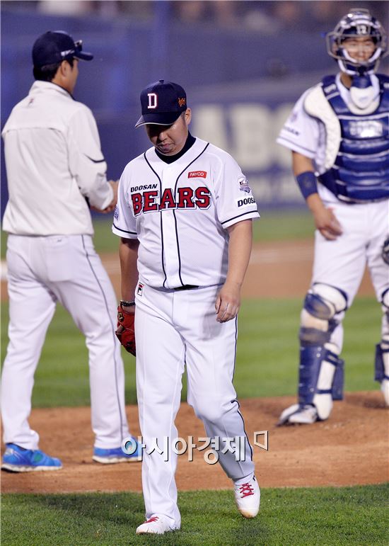 [포토]조기 강판되는 두산 선발 유희관