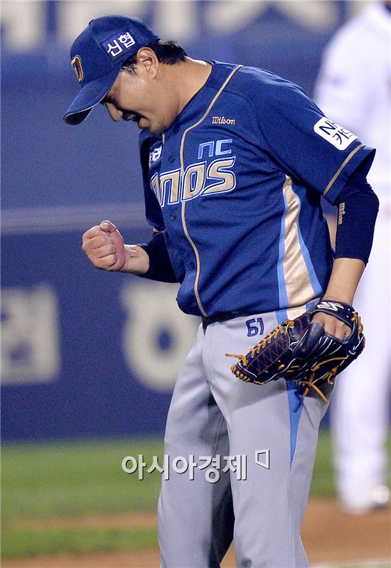 [포토]환호하는 NC 선발 손민한