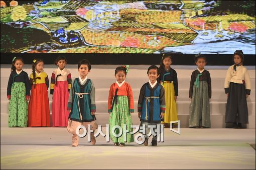 [포토]꼬마 모델들의 한복 맵시