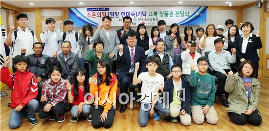 조은의원 현미숙 원장은 지난 20일 장흥군청 상황실에서는 내년 중·고등학교에 진학하는 학생 26명에게 780원 상당의 교복상품권을 전달했다.
