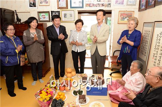 [포토]광주 남구, 100세 어르신 장수축하금 전달 