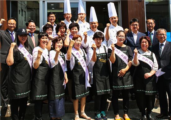 '맛있는 제주만들기' 1~9호점 식당 주인과 호텔신라 관계자들이 지난 8월 5일에 진행된 '맛있는 제주만들기' 10호점 재개장식에 참석해 축하해 주고 있다. 

