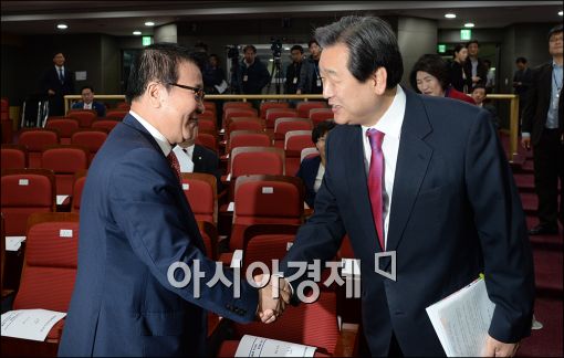 [포토]인사하는 김무성·박세일
