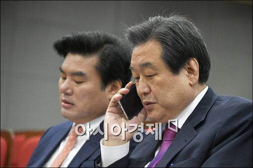 [포토]통화하는 김무성 대표