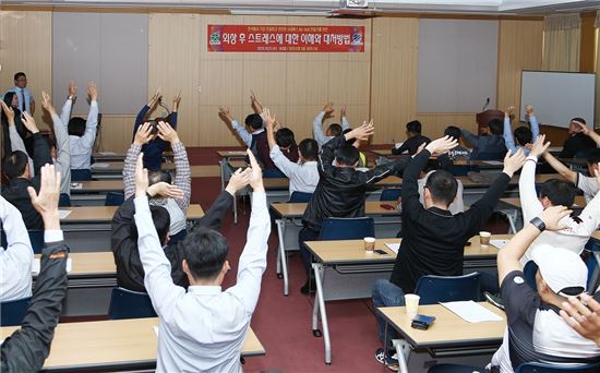 교통사고를 경험한 시내버스 운전자들이 외상 후 스트레스 극복 프로그램에 참여, 심리치료를 받고 있다. 대전시 제공