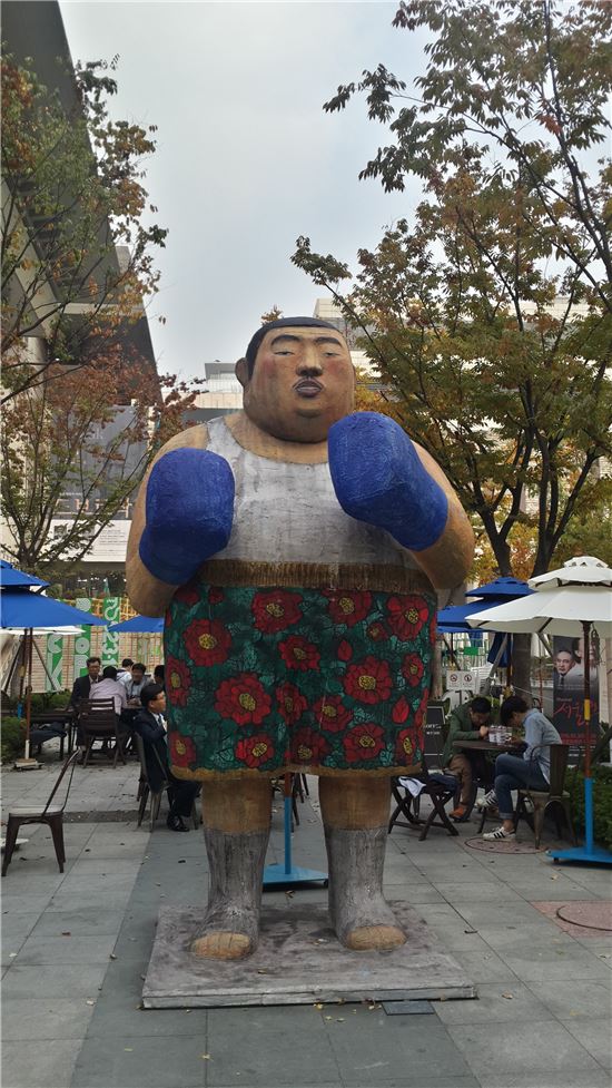세종문화회관 야외 공원에 자리한 김원근 작가의 작품