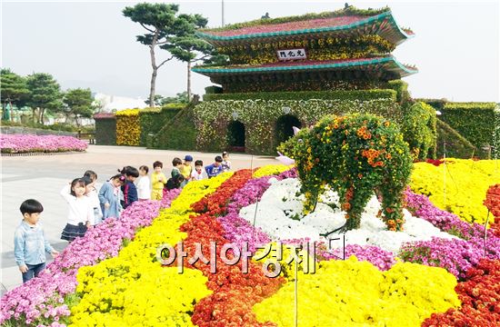 [포토]알록달록 국화 구경하는 어린이들