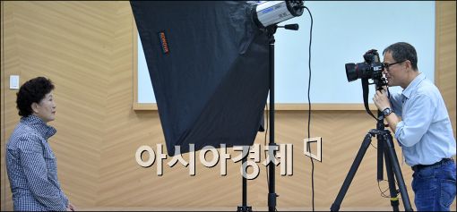 [포토]'이력서 사진도 정성스럽게'