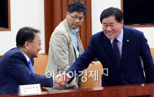 [포토]대외경제장관회의 개최, 인사 나누는 최경환-유일호