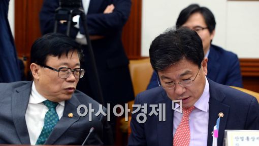 [포토]대화 나누는 이동필-윤상직