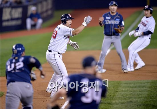 [포토]김현수, '한 베이스 더 가!'