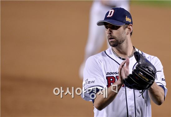 [포토]박수치는 니퍼트, '오늘 느낌이 좋아!'