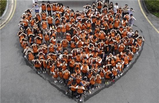 ▲한 기업체 캠프에 참가한 학생들이 하트 모양을 그려보이고 있다.[사진=아시아경제DB]