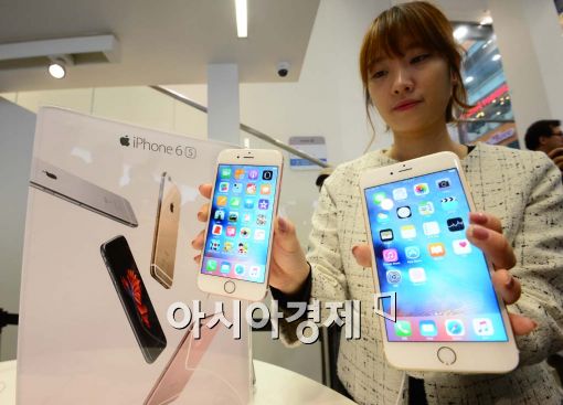23일 서울 중구 프리스비 명동점에서 한 관계자가 아이폰6s와 아이폰6s 플러스를 선보이고 있다. 사진=백소아 기자 sharp2046@