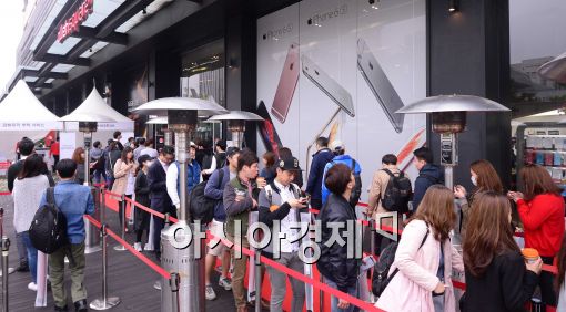 [포토]KT, 아이폰 6s와 아이폰 6s 플러스 공식 판매 실시