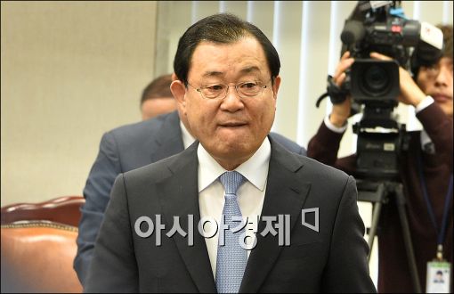 [포토]굳게 입다문 이병기 실장