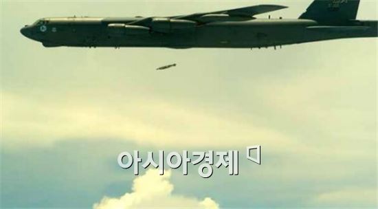 B-52 H 폭격기에서 투하되는 퀵스트라이크-ER 수퍼기뢰 