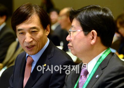 [포토]대화 나누는 이주열 한국은행 총재