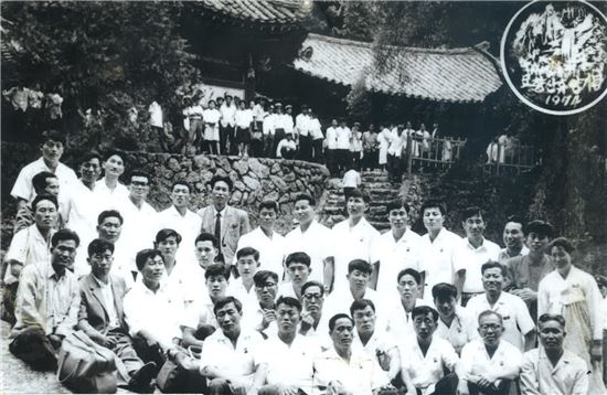 1972년 납북된 오대양호 선원들이 1974년 북한 묘향산에서 찍은 단체사진. (사진제공=납북자가족모임)