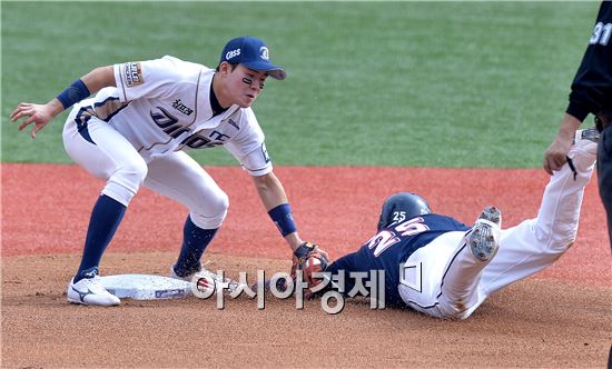 [포토]박민우, '도루는 어림없어요'