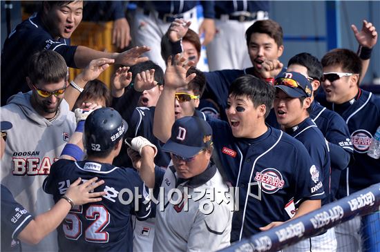 [포토]동점 환호하는 두산 더그아웃