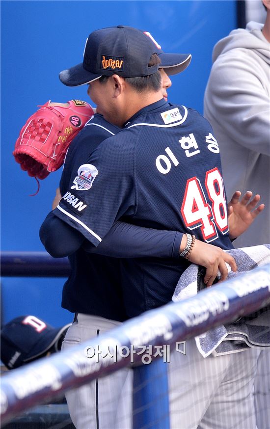 [포토]장원준, '현승이형, 위기 막아줘서 고마워'