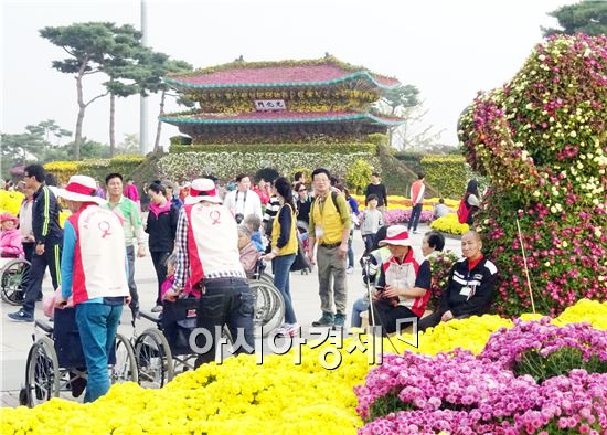 전형적인 가을날씨가 이어진 가운데 휴일인 25일 가을 대표축제인 '2015대한민국 국향대전’이 열리고 있는 함평엑스포공원에 많은 관광객들이 찾아와 그윽한 국화향기를 맡으면서 초가을 정취를 만끽하고 있다. 

함평 국향대전은 ‘국화향기가 들려주는 가을이야기’를 주제로 23일부터 11월 8일까지 17일간 함평군 함평읍 함평엑스포공원에서 개최된다.